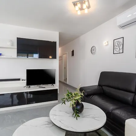 Sky By Seeadria Agency Apartment